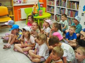 WYJSCIE DO BIBLIOTEKI I SPOTKANIE ZE STRAŻĄ MIEJSKĄ