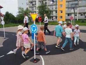 WYJSCIE DO BIBLIOTEKI I SPOTKANIE ZE STRAŻĄ MIEJSKĄ